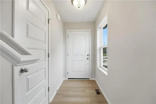 1328 SE Windbreak DR, Lee's Summit, MO 64081