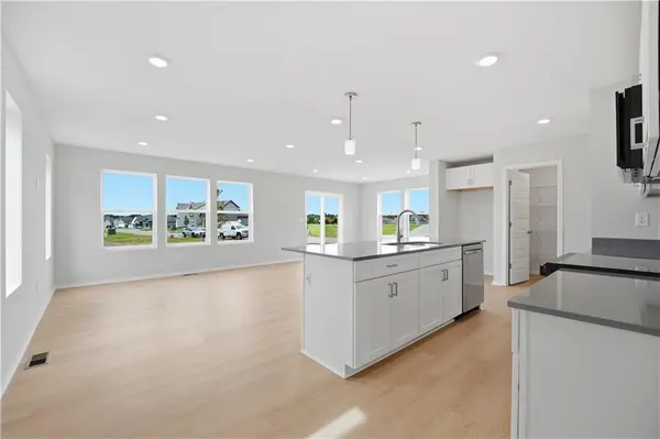 1328 SE Windbreak DR, Lee's Summit, MO 64081