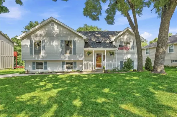 2048 NE Concord ST, Lee's Summit, MO 64086