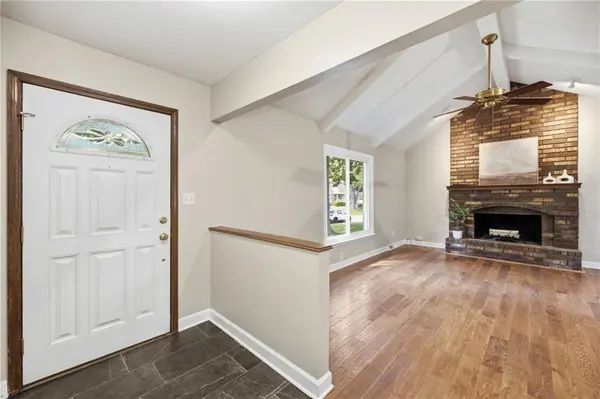 318 NE Colonial CT, Lee's Summit, MO 64064