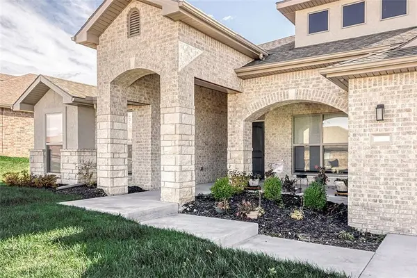 9283 Pickering ST, Lenexa, KS 66227