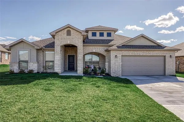 9283 Pickering ST, Lenexa, KS 66227
