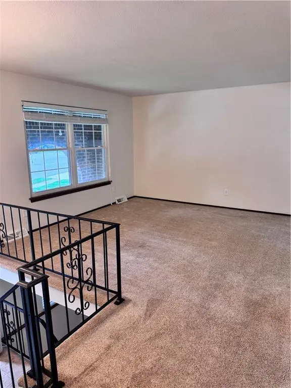 2901 NW Castle DR, Blue Springs, MO 64015