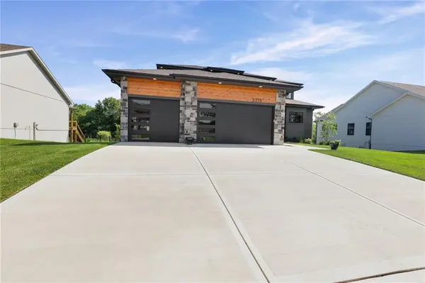 2215 SW Hook Farm DR, Lee's Summit, MO 64082