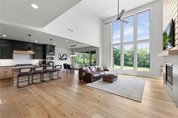 2215 SW Hook Farm DR, Lee's Summit, MO 64082