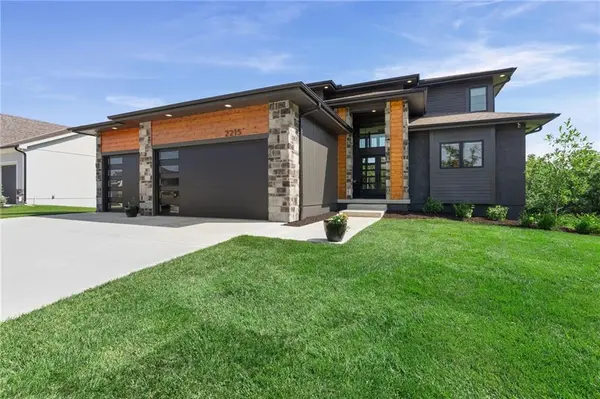 2215 SW Hook Farm DR, Lee's Summit, MO 64082