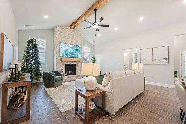 9299 Pickering ST, Lenexa, KS 66227