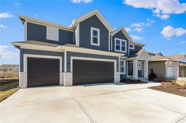 17415 W 164th TER, Olathe, KS 66062