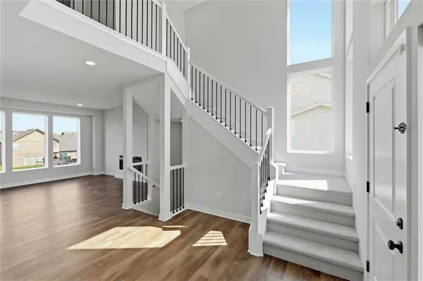 413 Woodview DR, Raymore, MO 64083
