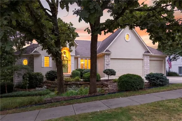 2228 SW Waterfall PL, Lee's Summit, MO 64081