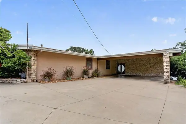 1109 NW South Shore DR, Lake Waukomis, MO 64151