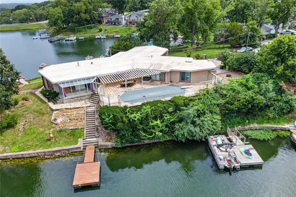 1109 NW South Shore DR, Lake Waukomis, MO 64151