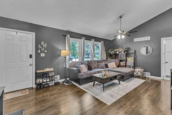 7414 Park Forest LN, Kansas City, MO 64152