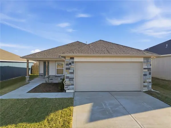 2768 Woodfield DR, Tonganoxie, KS 66086