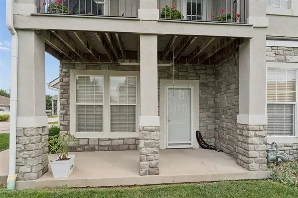 15945 S Crestview DR, Olathe, KS 66062