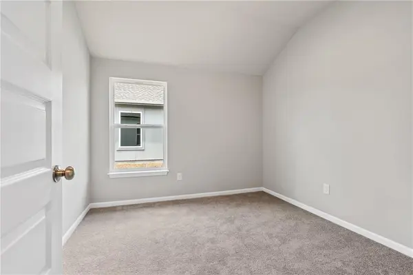 435 Valley View DR, Tonganoxie, KS 66086