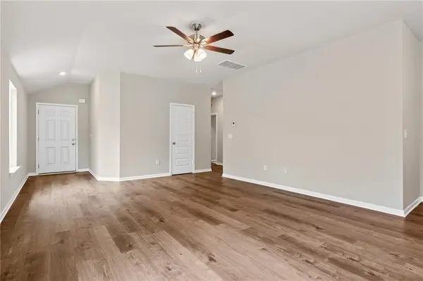 435 Valley View DR, Tonganoxie, KS 66086