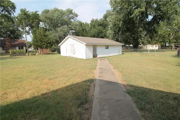 1005 E 4th ST, Altamont, KS 67330