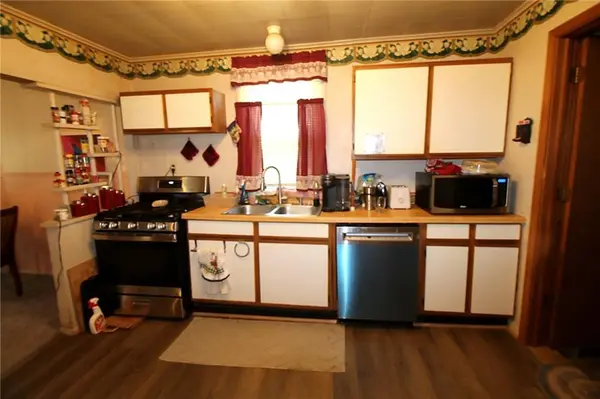 1005 E 4th ST, Altamont, KS 67330