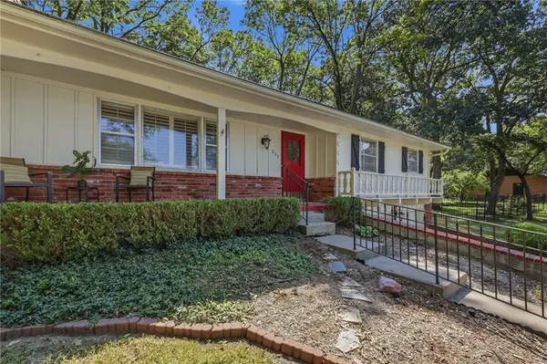 211 W 104th TER, Kansas City, MO 64114
