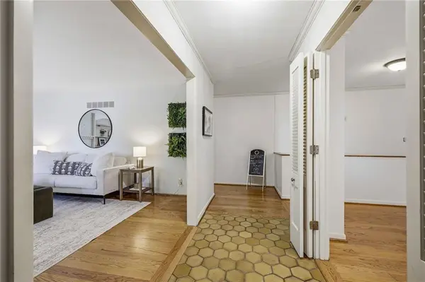 211 W 104th TER, Kansas City, MO 64114