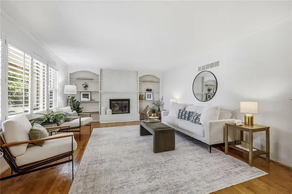 211 W 104th TER, Kansas City, MO 64114