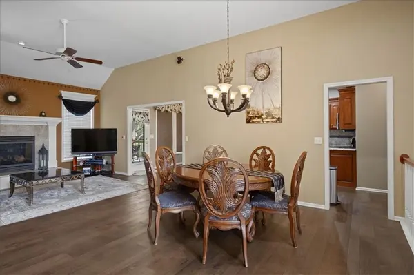 21400 W 98th PL, Lenexa, KS 66220