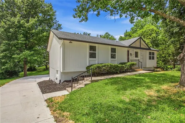 3702 NE Grant ST, Lee's Summit, MO 64064