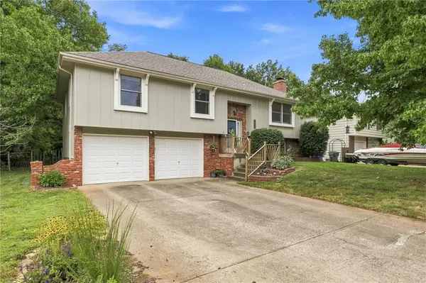 573 E 126th TER, Olathe, KS 66061
