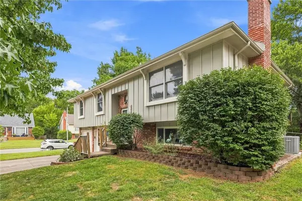 573 E 126th TER, Olathe, KS 66061