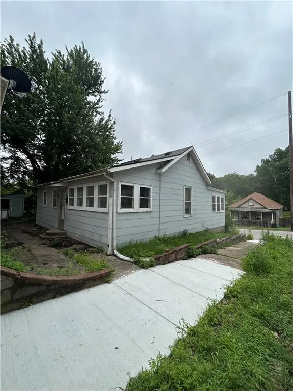 1221 Prospect AVE, St Joseph, MO 64505