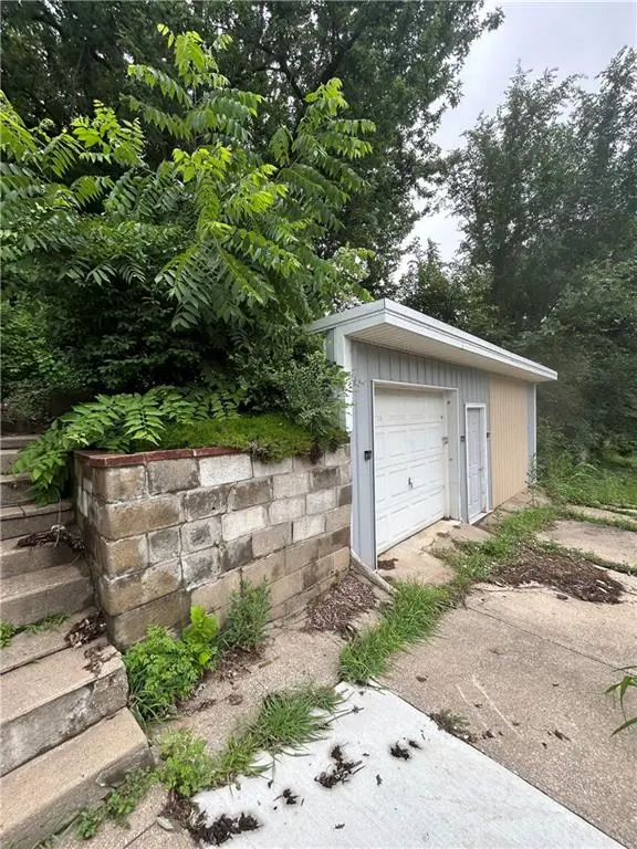 1221 Prospect AVE, St Joseph, MO 64505