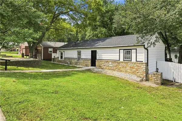 8310 Ottawa ST, De Soto, KS 66018
