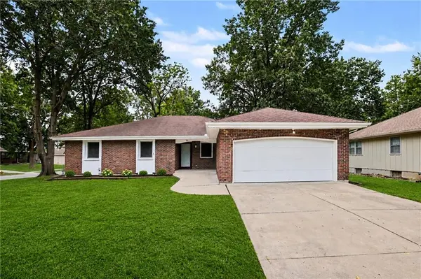 821 NE Cedar ST, Lee's Summit, MO 64086