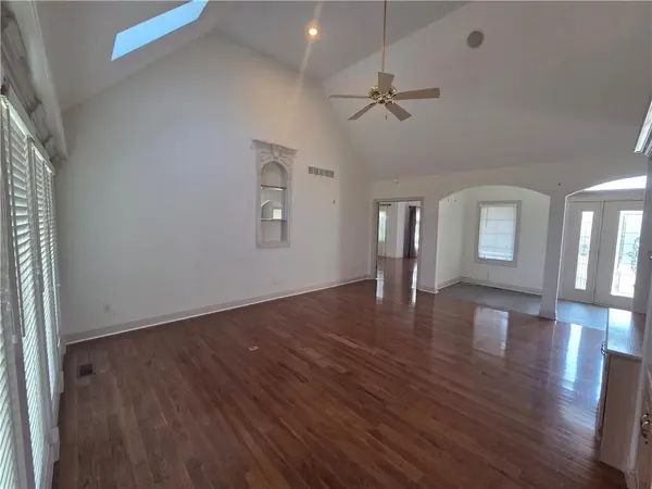 6095 Westwood CT, Parkville, MO 64152