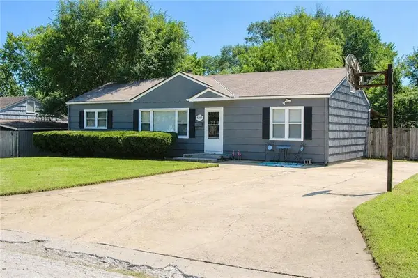 8205 E 86th TER, Raytown, MO 64138