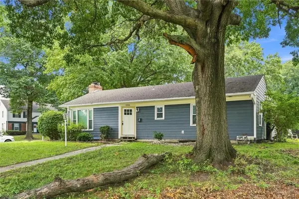 1216 Meadow Lake Pkwy, Kansas City, MO 64114