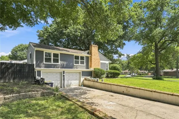 1216 Meadow Lake Pkwy, Kansas City, MO 64114