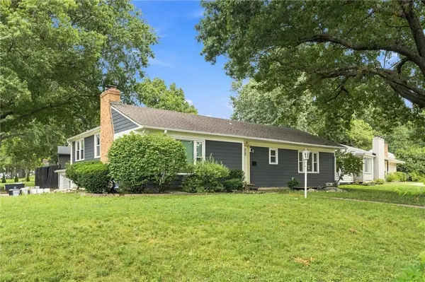 1216 Meadow Lake Pkwy, Kansas City, MO 64114
