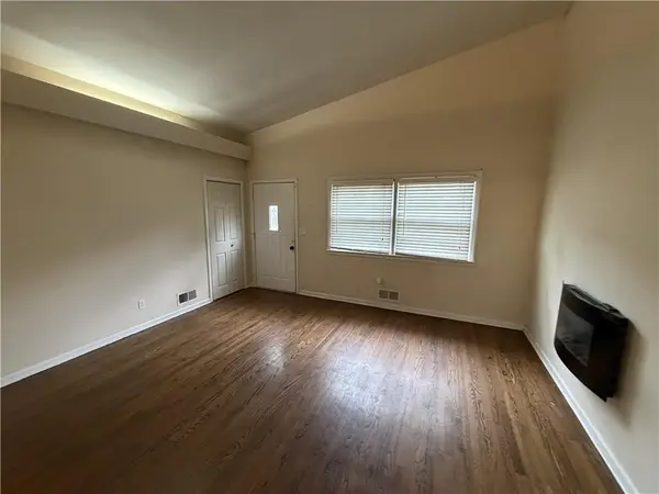 401 E 90th TER, Kansas City, MO 64131