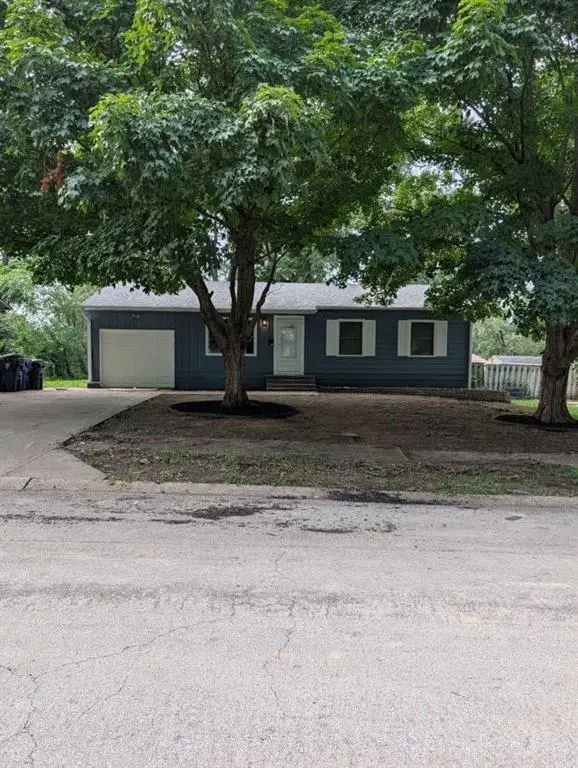 8613 E 92nd TER, Kansas City, MO 64138