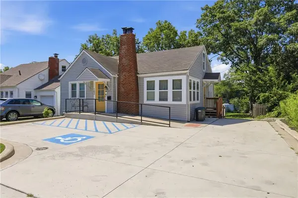 102 SW 2nd ST, Lee's Summit, MO 64063