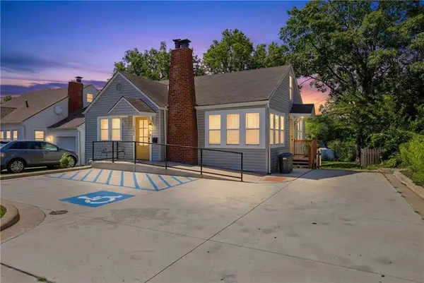102 SW 2nd ST, Lee's Summit, MO 64063