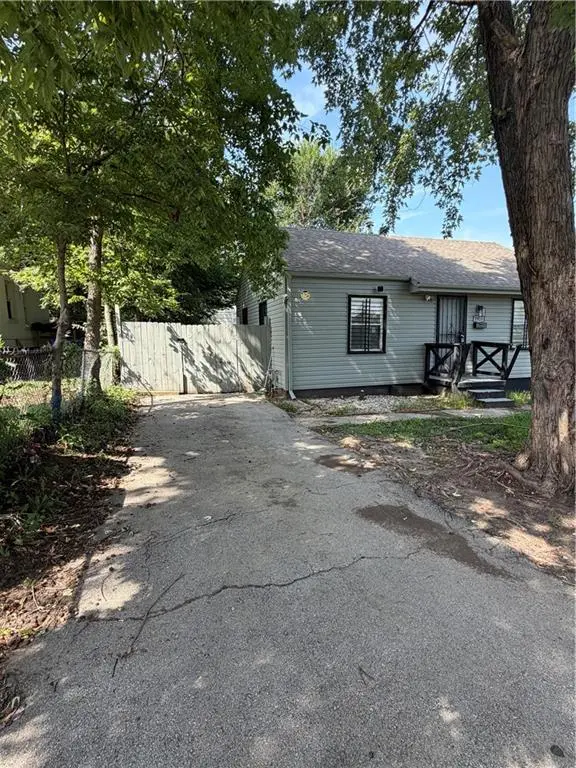 1920 E 84TH TER, Kansas City, MO 64132