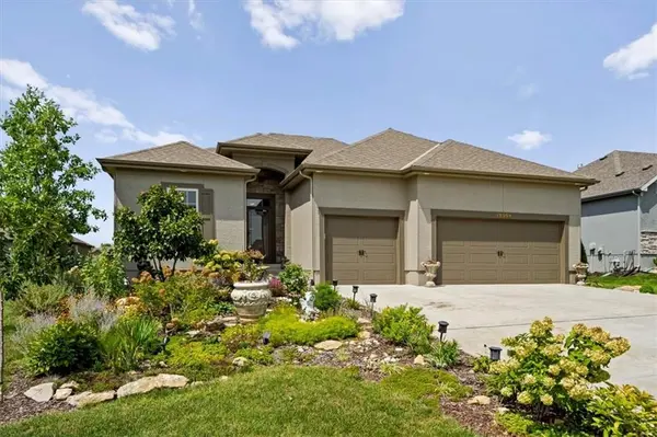 19304 W 201st ST, Spring Hill, KS 66083