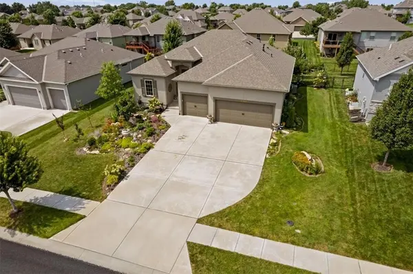 19304 W 201st ST, Spring Hill, KS 66083