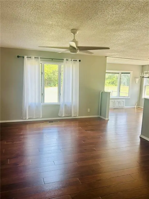 23027 Queens RD, Parsons, KS 67357