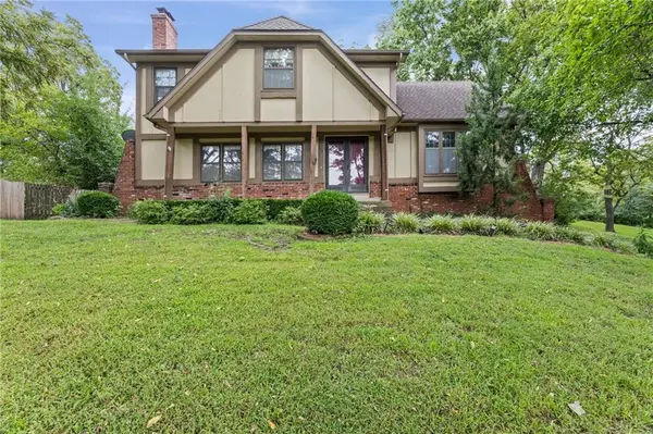 16042 Meadow LN, Stilwell, KS 66085