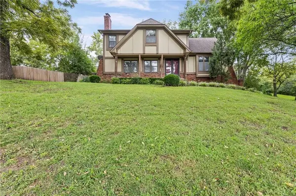 16042 Meadow LN, Stilwell, KS 66085