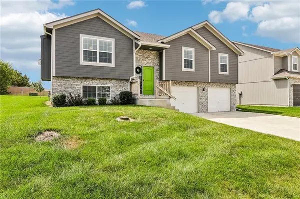 1701 NW Hilltop CT, Grain Valley, MO 64029